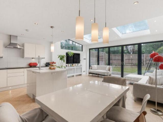 Townhouse for rent in London Borough of Merton, Greater London