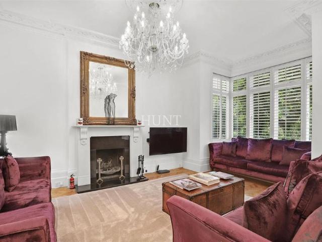 Townhouse for rent in Woodford Green, Greater London