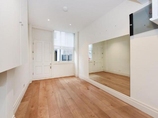 Townhouse for rent in Knightsbridge, Greater London