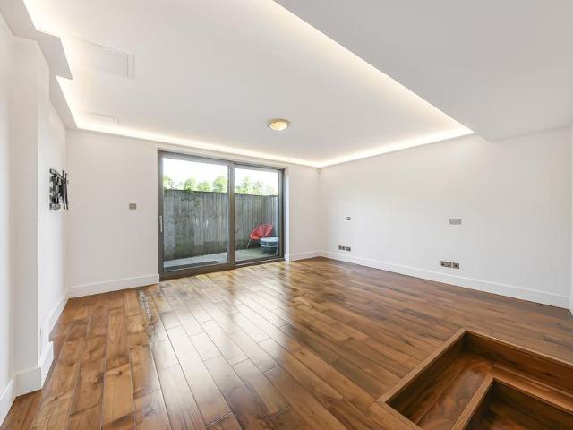 Townhouse for rent in Belsize Park, Cat Hill