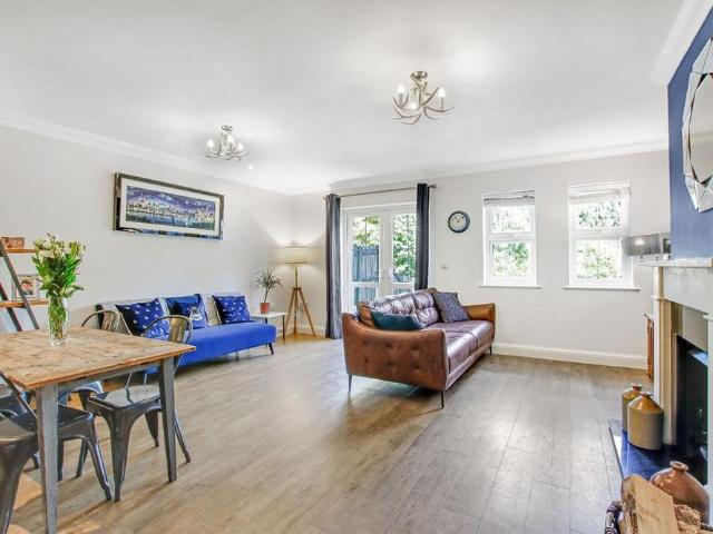 Townhouse for rent in Sevenoaks, The Butts