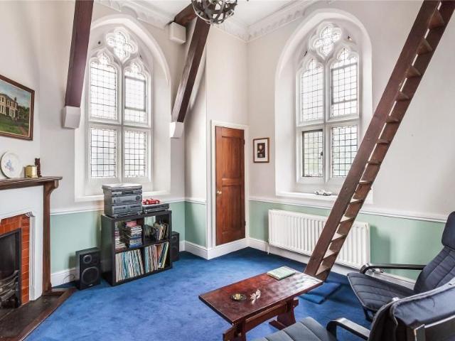 Townhouse for rent in Horsell, Woking