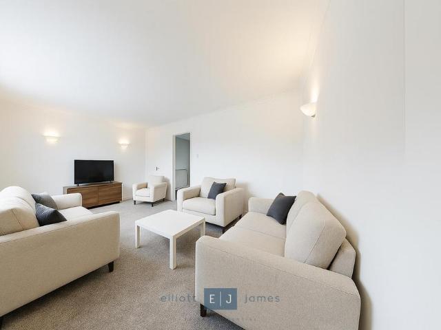 Townhouse for rent in Epping, Essex