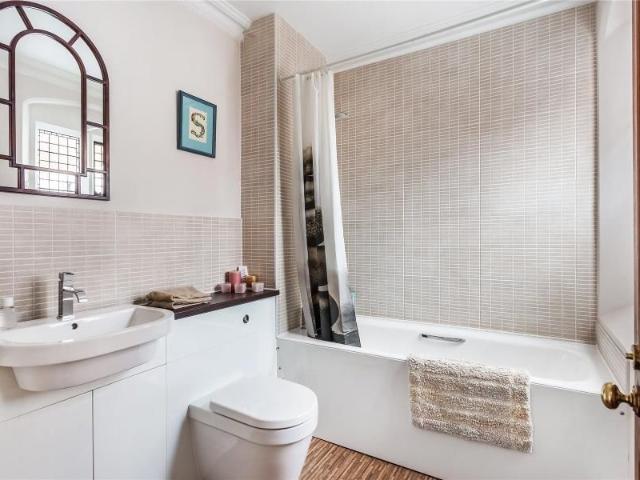 Townhouse for rent in Horsell, Woking