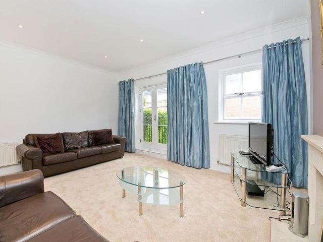 Townhouse for rent in Kentish Town, Greater London