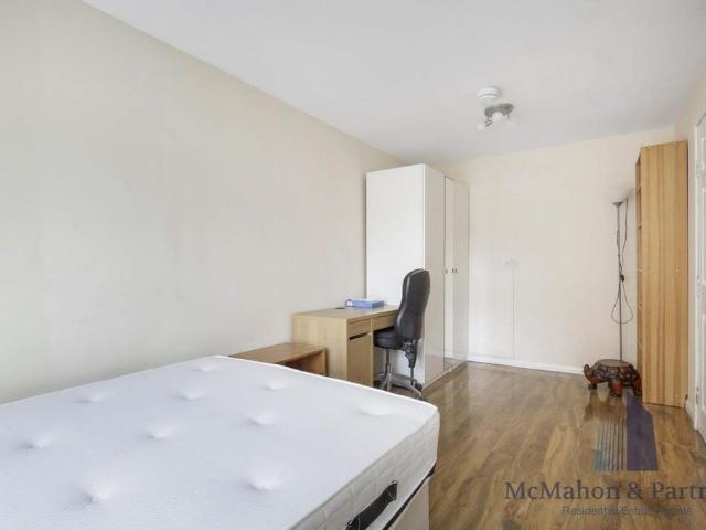Townhouse for rent in Old Kent Road, Greater London