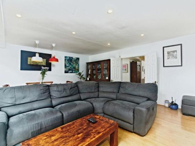Townhouse for rent in London Borough of Croydon, Greater London