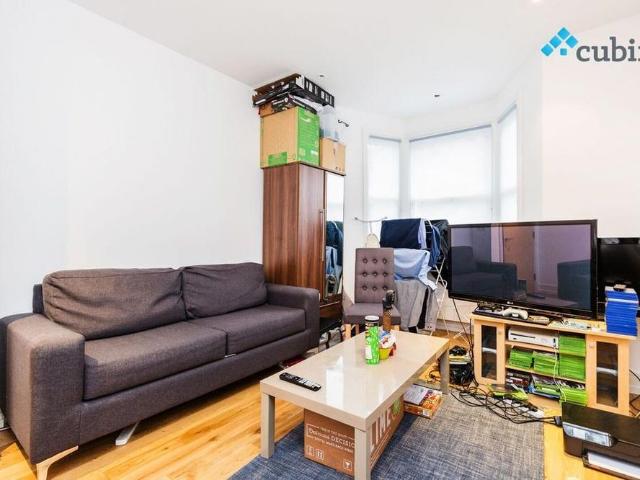 Townhouse for rent in Old Kent Road, Greater London