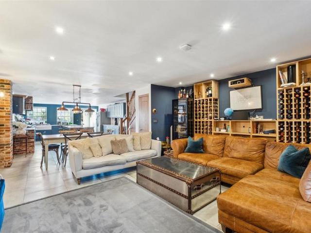 Townhouse for rent in Strand-on-the-Green, Greater London