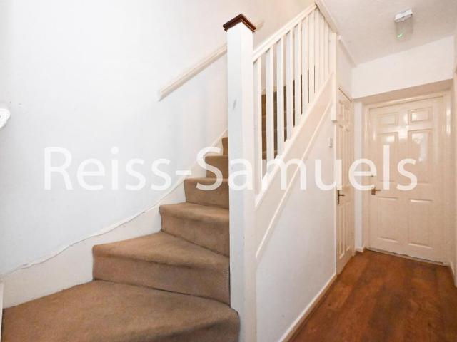 Townhouse for rent in Poplar Grove, Greater London