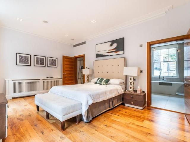 Townhouse for rent in Kensington, Greater London