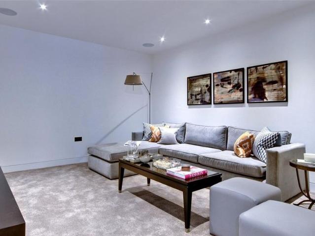 Townhouse for rent in North End, Greater London