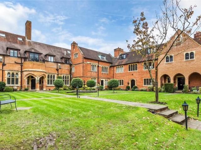 Townhouse for rent in Horsell, Woking