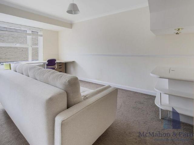 Townhouse for rent in Old Kent Road, Greater London