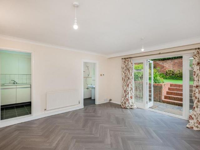 Townhouse for rent in Cliff Hill, Green Close