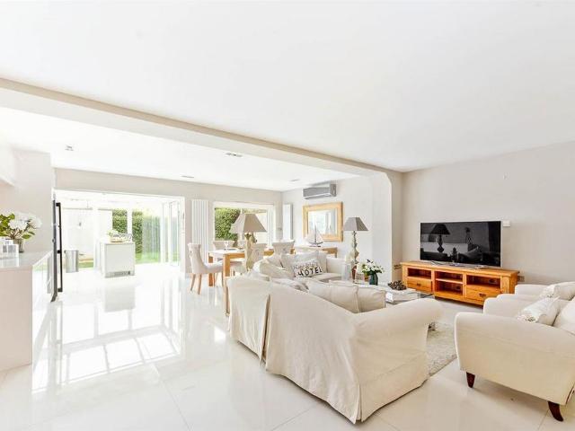 Townhouse for rent in Belsize Park, Greater London