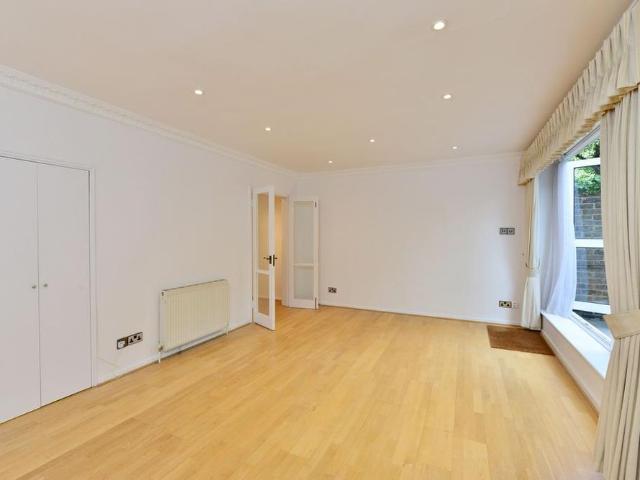 Townhouse for rent in St. John's Wood, Greater London