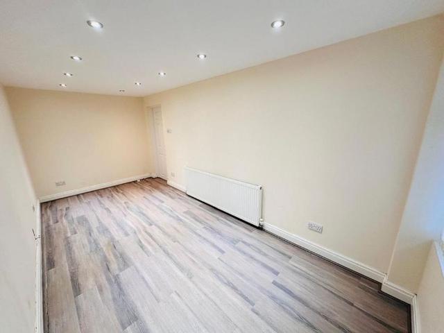 Townhouse for rent in Kempton Park, Lower Halliford