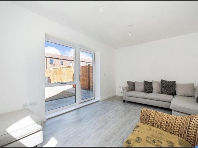 Townhouse for rent in Fairlop, Greater London