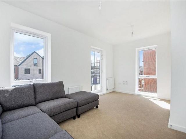 Townhouse for rent in Fairlop, Greater London