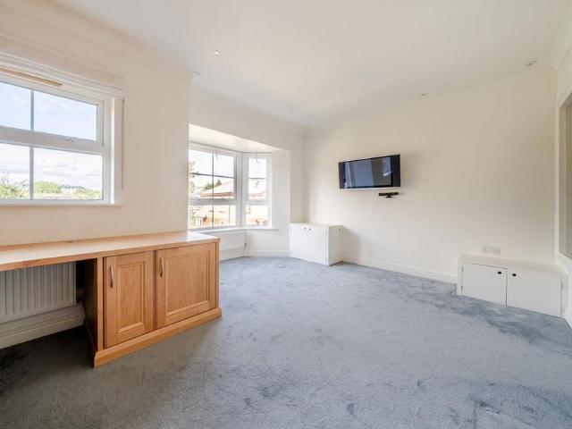 Townhouse for rent in London Borough of Hounslow, Greater London
