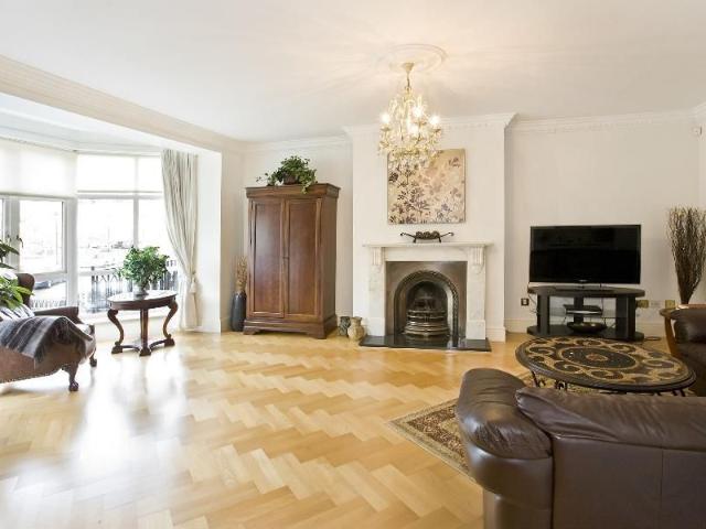 Townhouse for rent in Row Town, Surrey