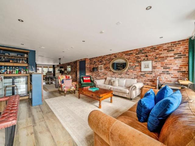 Townhouse for rent in London Borough of Hounslow, Strand