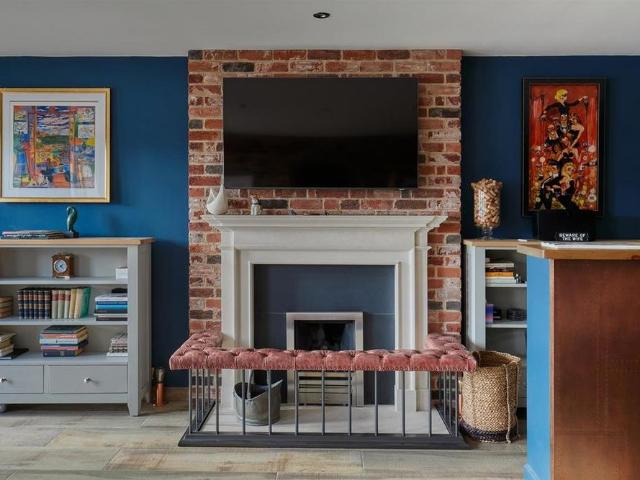 Townhouse for rent in Strand-on-the-Green, Greater London
