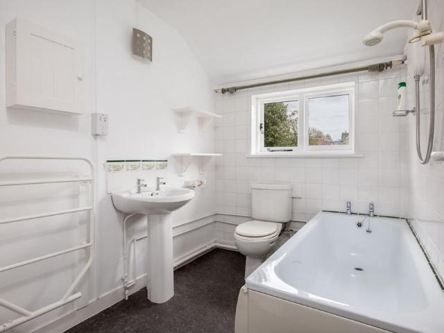 Townhouse for rent in Cliff Hill, Green Close