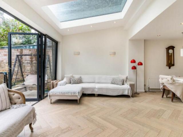 Townhouse for rent in London Borough of Merton, Greater London