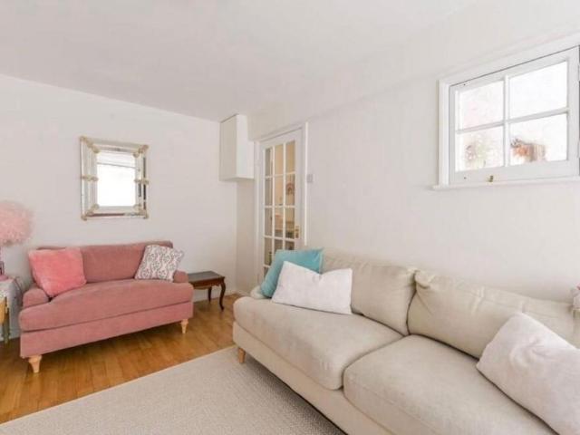 Townhouse for rent in Bromley-by-Bow, Poplar Grove
