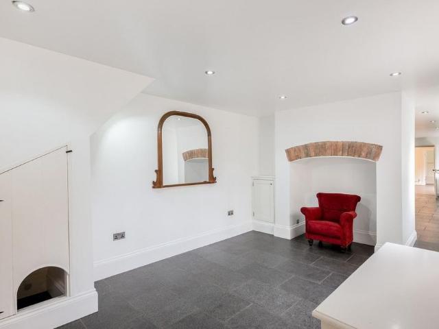 Townhouse for rent in Cliff Hill, Green Close