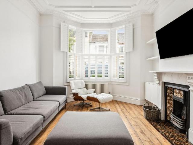 Townhouse for rent in Putney, Greater London