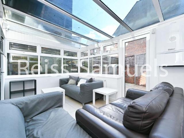 Townhouse for rent in Poplar Grove, Greater London