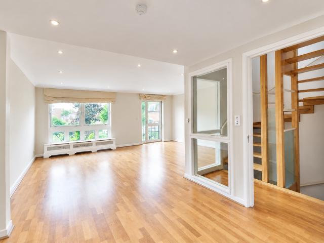 Townhouse for rent in South Hampstead, Greater London