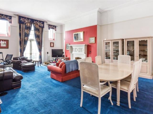 Townhouse for rent in Horsell, Woking