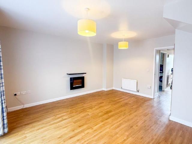 Townhouse for rent in Row Town, Surrey