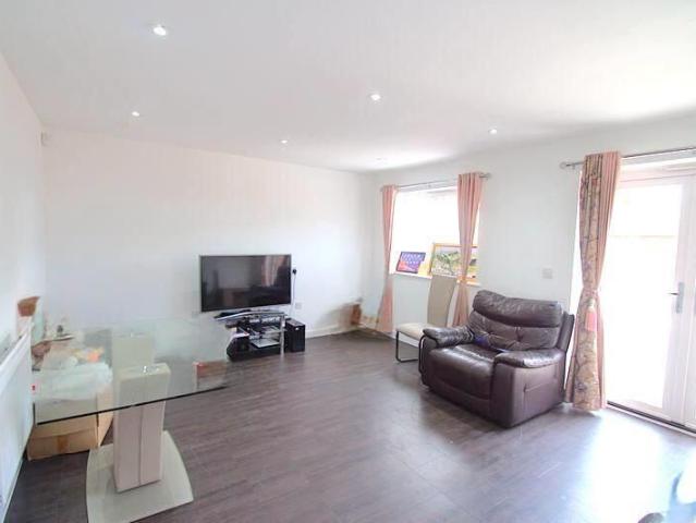 Townhouse for rent in Harrow Weald, Greater London