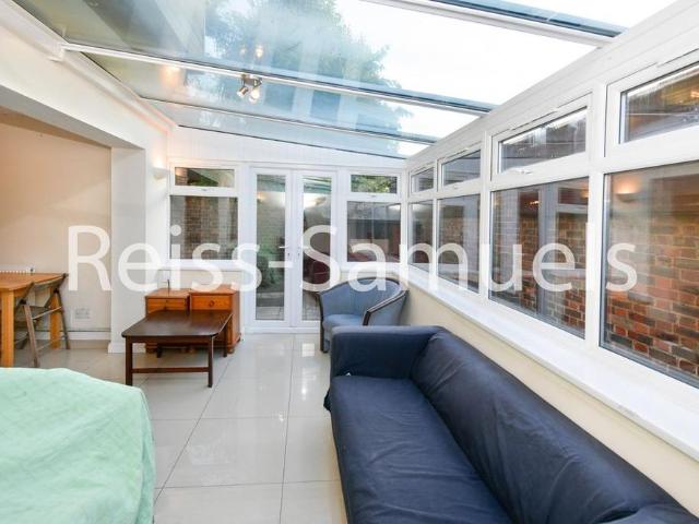 Townhouse for rent in Poplar Grove, Greater London