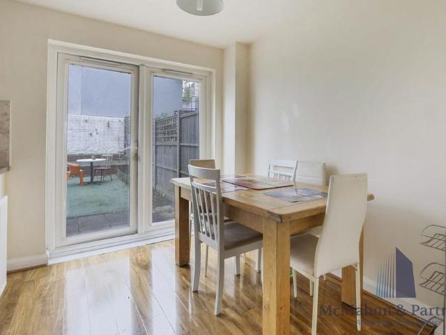 Townhouse for rent in Old Kent Road, Greater London