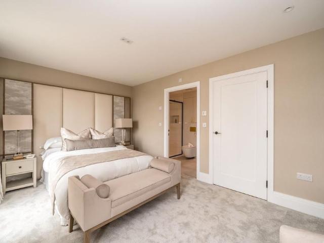 Townhouse for rent in London Borough of Ealing, Greater London