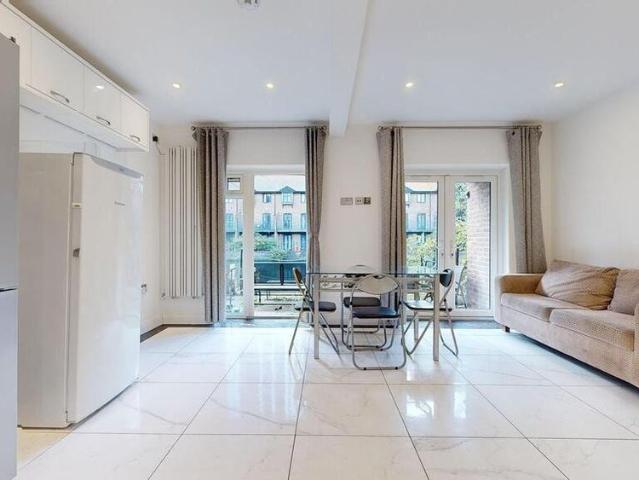 Townhouse for rent in Blackwall, Greater London