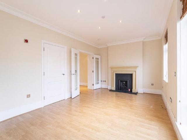 Townhouse for rent in Mortlake, Greater London