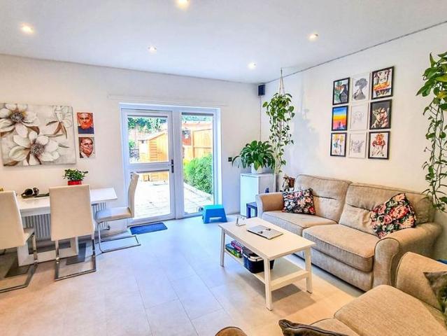 Townhouse for rent in Abbey Wood, Greater London