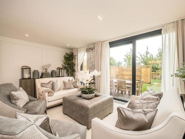 Townhouse for rent in London Borough of Ealing, Greater London