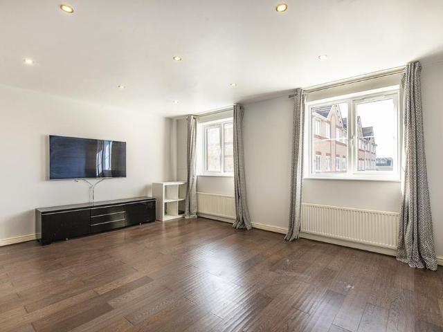 Townhouse for rent in Norbiton, Greater London