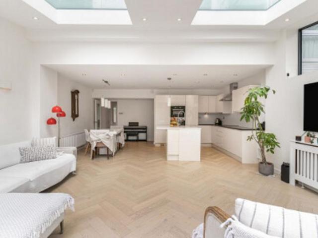 Townhouse for rent in London Borough of Merton, Greater London
