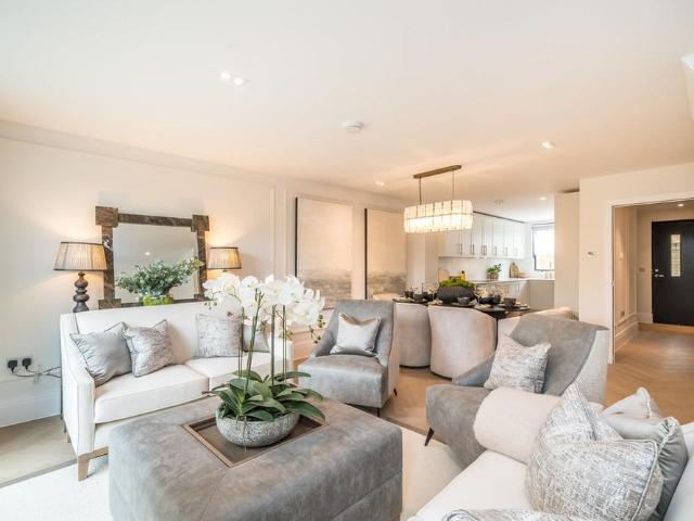 Townhouse for rent in London Borough of Ealing, Greater London