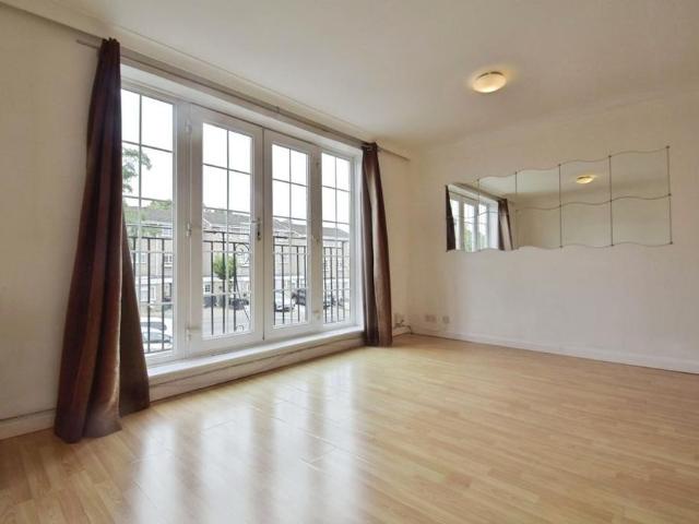 Townhouse for rent in Greater London