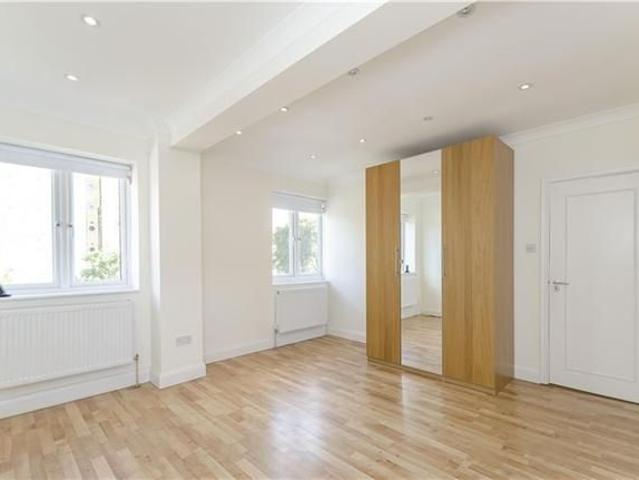 Townhouse for rent in Belsize Park, Greater London